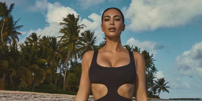 Kim Kardashian olyan szűk ruhát vett fel, hogy a kocsiba sem tudott beszállni egyedül
