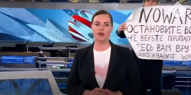 Táblával rohant be tiltakozni egy orosz tévés élő adásban, már el is ítélte a bíróság