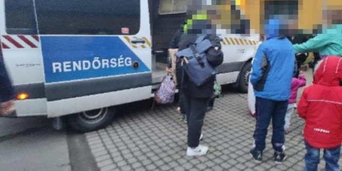 Lerobbant egy menekülő család autója, rendőrök segítettek rajtuk