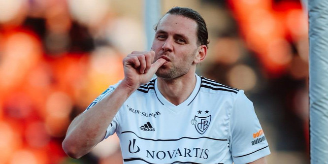 Szalai Ádám újabb két gólt szerzett a Basel mezében