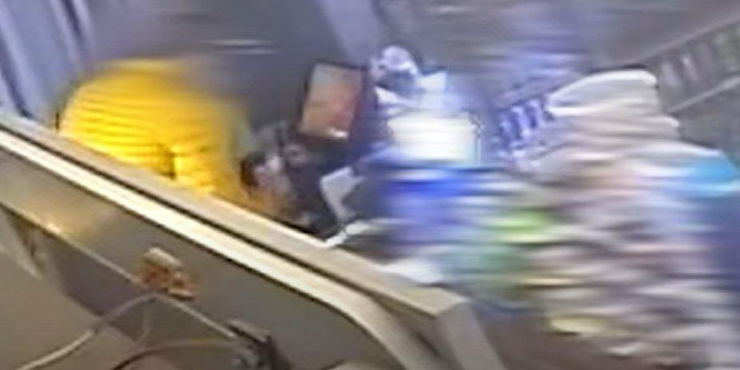 Az ajtót berúgva tört be a dohányboltba egy férfi Esztergomban - videó