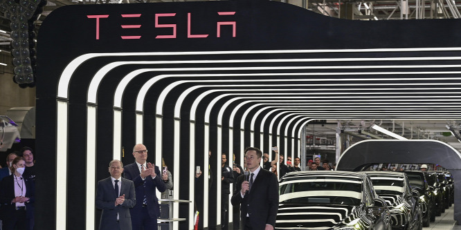 Megnyitotta első európai üzemét a Tesla - képek