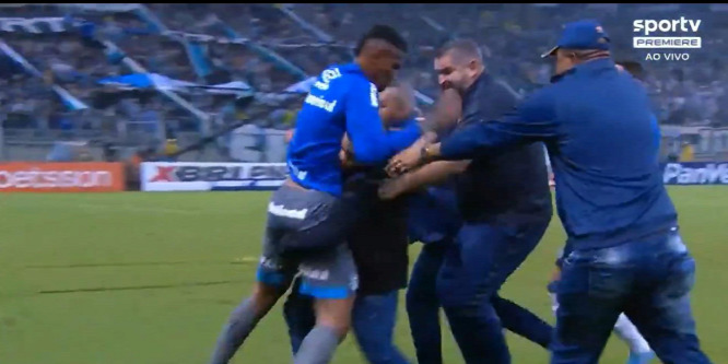 A pályán kitört verekedés szakította félbe a meccs utáni interjút - videó