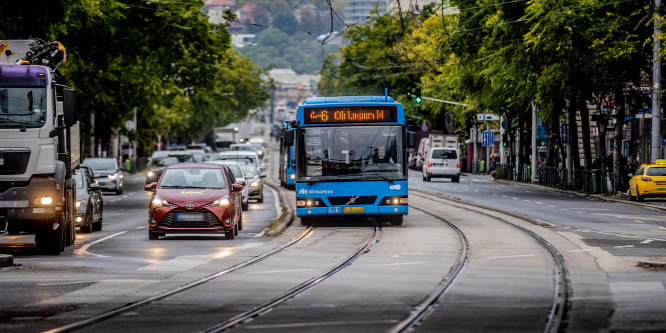 Baleset miatt pótlóbusz jár a 4-es és 6-os villamos egy szakaszán