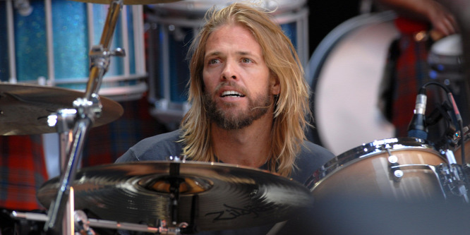 A Foo Fighters lemondja hátralévő fellépéseit Taylor Hawkins dobos halála után