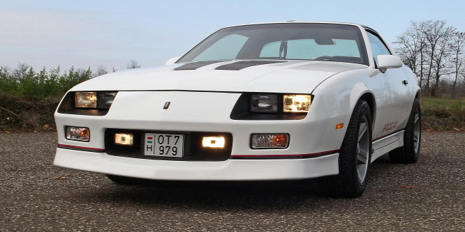 A nyolcvanas évek stílusikonja - Chevrolet Camaro IROC-Z veteránteszt