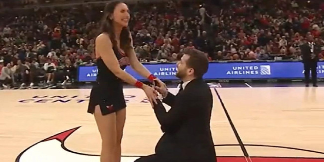 Szenzációs lánykérés az NBA-meccsen: dobozból kiugorva lepte meg a dögös szerelmét - videó