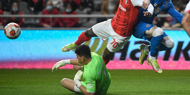 Bohócot csinált a brazil kapus a Rangers támadójából az El-meccsen - videó