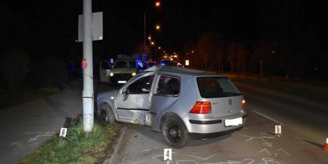 Villanyoszlopnak ütközött egy autó Tatabányán