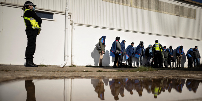 Prostituáltakra költötték az adófizetők pénzét a migránsok deportálásával foglalkozó brit alkalmazottak