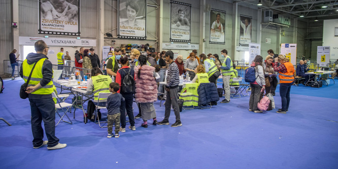 Több mint 300 menekülnek segítettek a budapesti humanitárius tranzitponton húsvétvasárnap