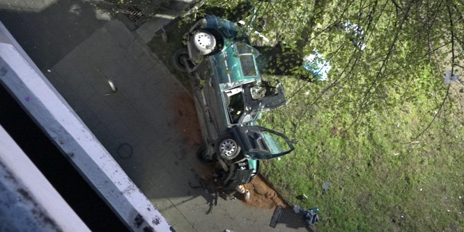 18 méterről zuhant le egy autó egy parkolóház tetejéről, két tinédzser meghalt