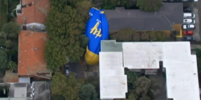 Háztetőre zuhant egy hőlégballon Melbourne-ben - videó