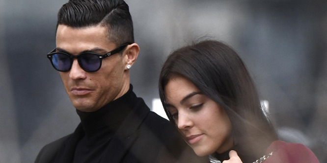 Kisfia halála óta először posztolt családi fotót Cristiano Ronaldo: újszülött kislányát a karjában tartja