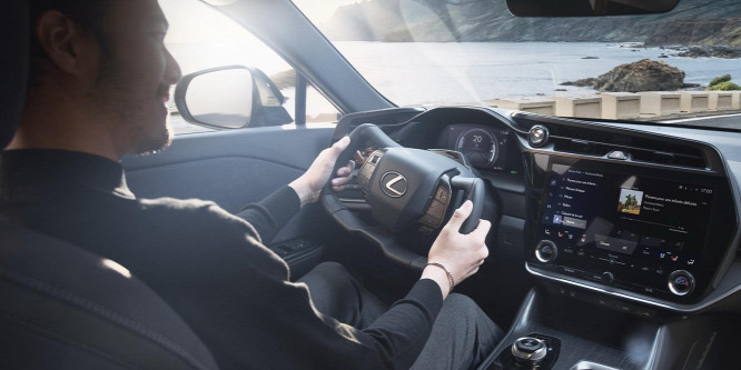 Úgy kormányozhatjuk, mint egy Forma-1-es autót - Lexus RZ 450e bemutató