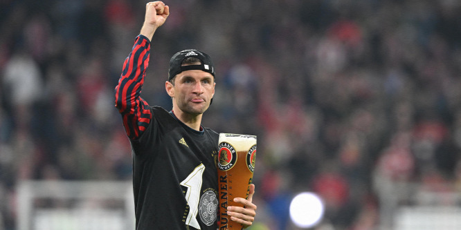 A Bayern sztárja nyakon öntötte sörrel a világbajnok szakkommentátort - videó