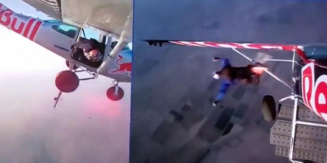 A levegőben akart repülőt cserélni két pilóta, de csak az egyiknek sikerült – videó