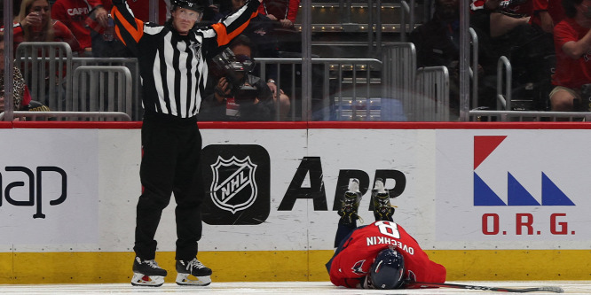 Fejjel csapódott a palánknak az NHL-legenda - videó