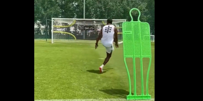 A Manchester United volt focistája gyönyörű gólt lőtt - videó