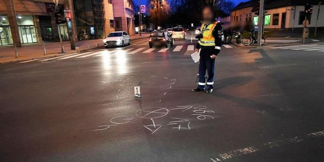 Motorost gázolt egy autós, keresik a rendőrök