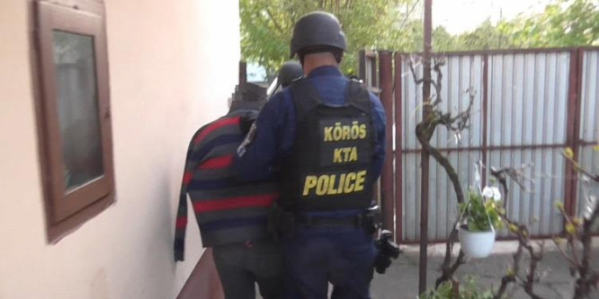 Ajtó és szekrény közé bújt egy körözött bűnöző Békéscsabán