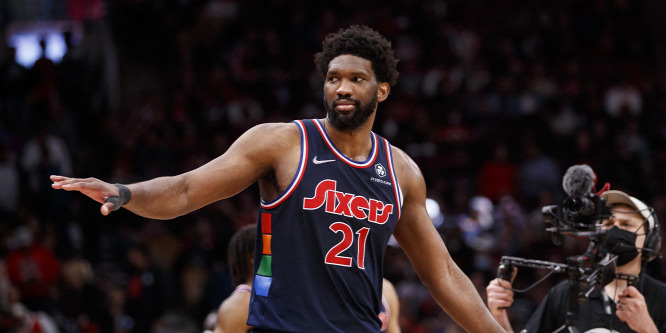 Megünnepelt egy zsákolást, a következő támadásnál eltörték az arccsontját az NBA-sztárnak - videó