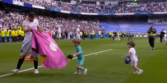Tündérien játszott el egy bikaviadalt a gyerekeivel a Real Madrid bajnoki címét ünneplő focista - videó