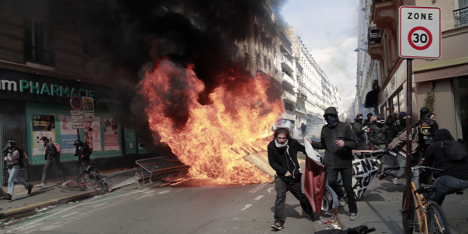 Lángoló autók, betört ablakok: véres tüntetéseken tiltakoztak Macron ellen - fotógaléria