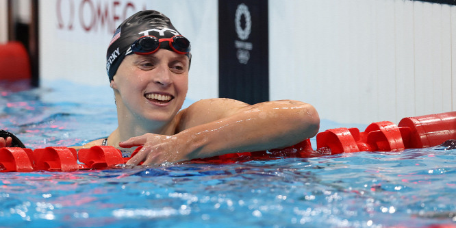 Ledecky és Dressel vezetésével negyvenegy fős amerikai úszócsapat jön Budapestre