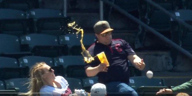Sörrel borította le egy nő arcát a lelkes baseballrajongó - videó