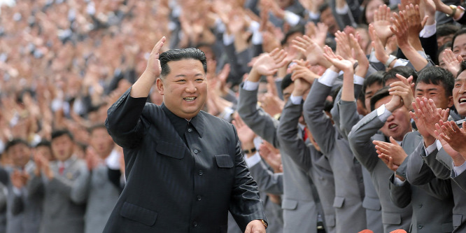 Sertéshúst osztogattak Észak-Koreában a katonai parádén