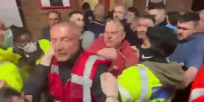 Balhé az Old Traffordon: az MU-szurkolók rátámadtak a Brentford drukkereire - videó