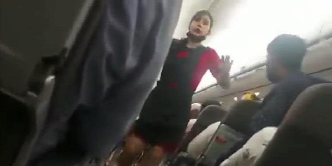 Összevissza dobálta a repülőgépet egy erős légörvény, repültek a tárgyak, leszakadt a mennyezet - videó
