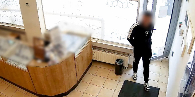 Fényes nappal tépte ki egy 87 éves nyugdíjas nyakából egy rabló az aranynyakláncot - videó