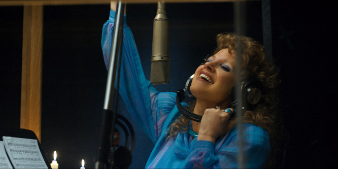 Két órába sűrített életút - Tammy Faye szemei