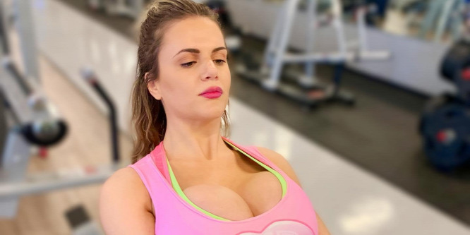 Tiniként csúfolták, majd milliókból gigamellet csináltatott magának a fitneszmodell (18+)