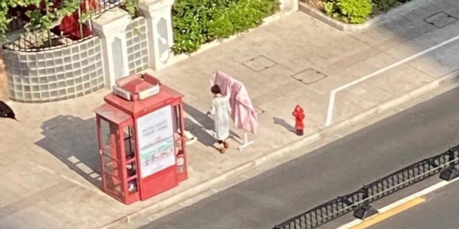 Egy hónapig egy telefonfülkében élt egy nő Sanghajban