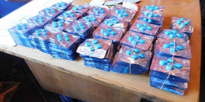Drogot és tiltott gyógyszert foglaltak le egy polgári dílertől