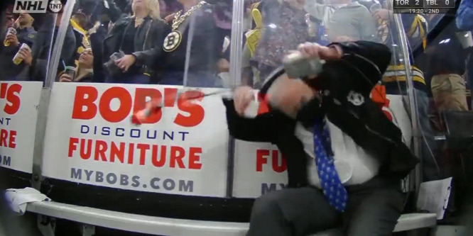Addig ütötték a szurkolók, hogy kiszakadt a plexi az NHL-meccsen - videó