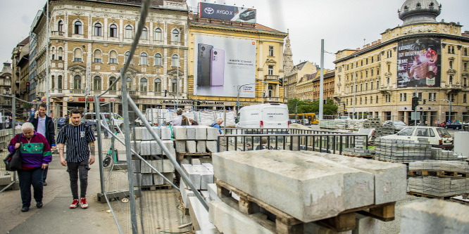 Karácsony Gergely csődje: a babakocsisok és a mozgássérültek is a Blaha Lujza tér elrontott felújításának a vesztesei