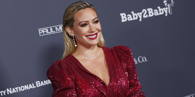 Hilary Duff meztelenül pózol