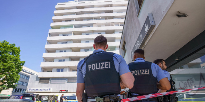 Tragédia Németországban: halott hétéves lányt találtak a rendőrök egy erkélyen