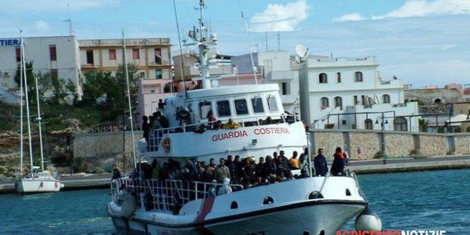 Újra tömegesen érkeznek a migránsok Lampedusa szigetére