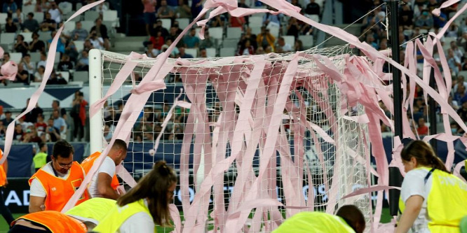 WC-papírt dobáltak be a pályára a szurkolók a francia focicsapat bajnoki meccsén - videó