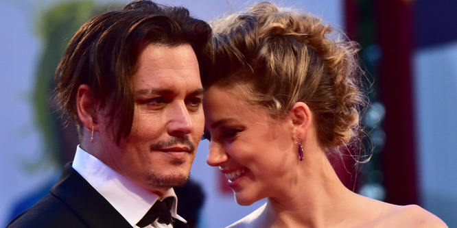 Videón a csók, amellyel Amber Heard magába bolondította Johnny Deppet