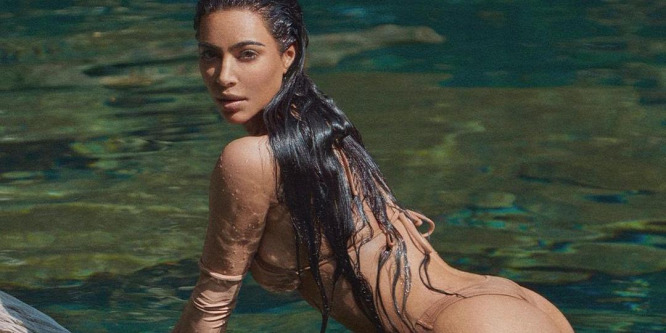 Áttetsz melltartóban mutatta meg idomait Kim Kardashian: mellbimbóját ujjaival takarta el (18+)