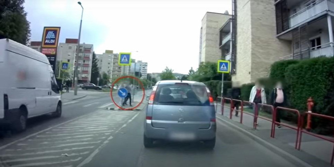 Zebrán, gyalogosok között előzött őfelsége, a siető furgonos