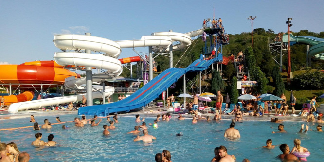 Borzalmas: több emeletnyit zuhant a betonra 16 gyerek a népszerű víziparkban - Videó