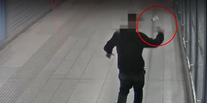 Húsklopfolóval vert szét automatákat egy férfi Újbudán – videó