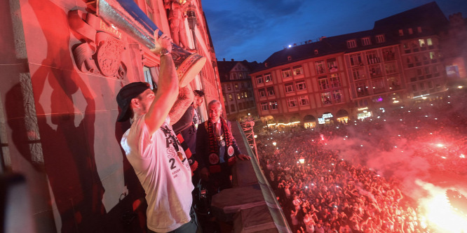 Százezer szurkolóval együtt ünnepelt az Európa-liga-győztes Frankfurt - képek, videó